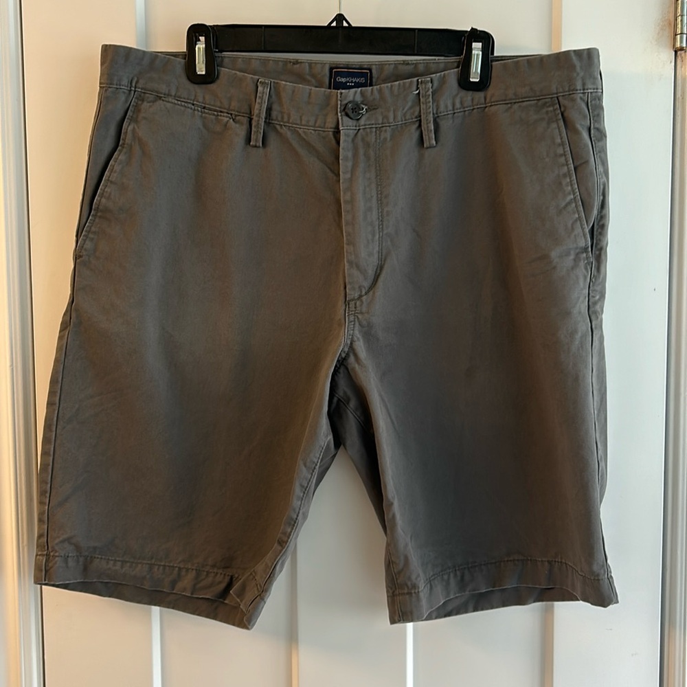 Men’s Gap khaki shorts